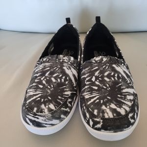 Skechers air cooled memory foam sneakers , size 9 Black&white very good conditio